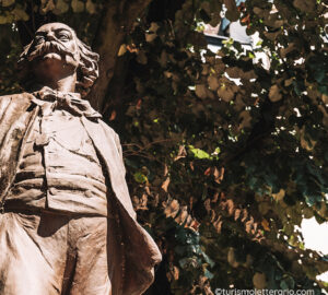 Statua dello scrittore Gustave Flaubert a Rouen, Normandia, Francia