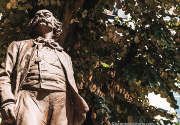 Statua dello scrittore Gustave Flaubert a Rouen, Normandia, Francia