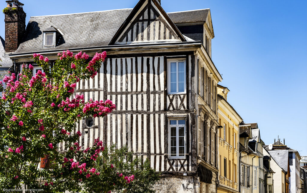 Caratteristica casa a graticcio bianca e nera, a Rouen, Normandia, Francia