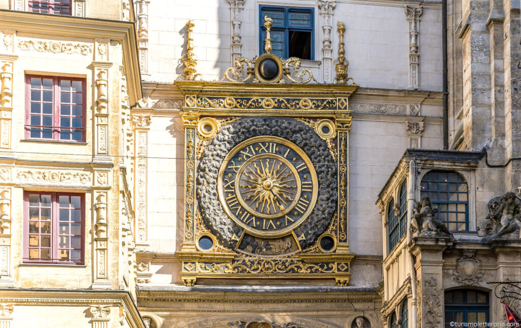 L'orologio astronomico (Gros-Horloge) di Rouen, in Normandia, Francia